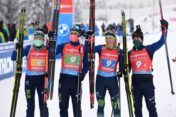 Алимбекова и Смольский теперь вместе и на пьедестале – наградили друг друга медалями микста и даже коротко приняли объятия Солы Алимбекова и Смольский теперь вместе и на пьедестале – наградили друг друга медалями микста и даже коротко приняли объятия Солы