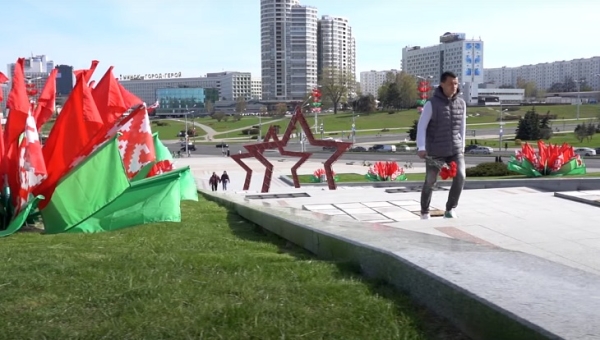 Пока из Беларуси летят ракеты по Украине, в АБФФ восхваляют победу в ВОВ: красно-зеленые баннеры, игроки БАТЭ и «Динамо» у мемориалов (снимали и под базой ОМОН) Пока из Беларуси летят ракеты по Украине, в АБФФ восхваляют победу в ВОВ: красно-зеленые баннеры, игроки БАТЭ и «Динамо» у мемориалов (снимали и под базой ОМОН)