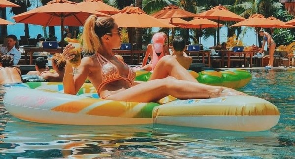 Девушка недели. Горячая финская диджей, оскорбившая весь белхоккей гимном Палау на матче «Динамо»