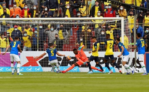 Алиссону дали 2 красные за матч, но ни разу не удалили! ВАР отменил обе