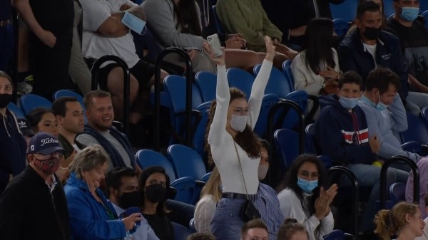 Болельщики выбесили Соболенко в Австралии, причем не впервой: сейчас – хлопками, а раньше – стонами. Была даже одна потасовка Болельщики выбесили Соболенко в Австралии, причем не впервой: сейчас – хлопками, а раньше – стонами. Была даже одна потасовка