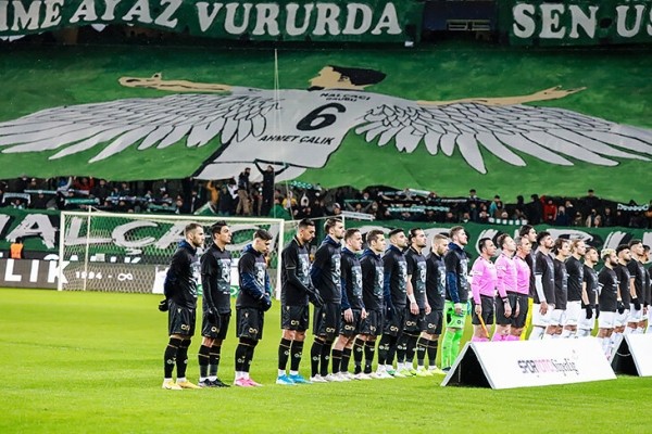 Фанаты забросали поле гвоздиками, игроки рыдали. В Турции простились с погибшим в аварии футболистом