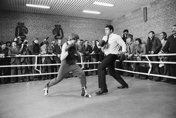 Мохаммед Али был в восторге от СССР: очаровывался советскими людьми и кухней, а подарок от Брежнева называл лучшим в жизни Мохаммед Али был в восторге от СССР: очаровывался советскими людьми и кухней, а подарок от Брежнева называл лучшим в жизни