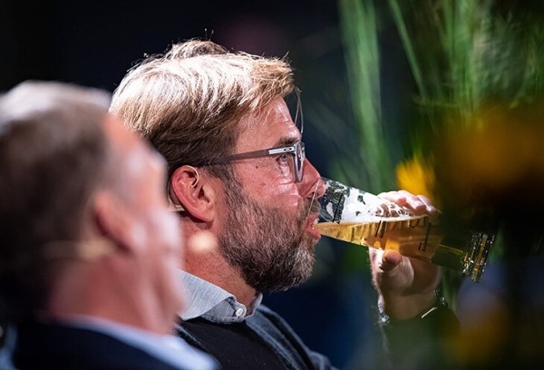 Какой же Клопп хмельной: пьет пиво после побед, рекламирует его и угощает болельщиков Какой же Клопп хмельной: пьет пиво после побед, рекламирует его и угощает болельщиков