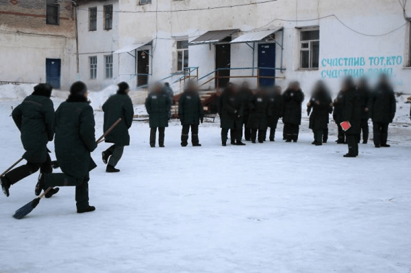 В России швабру используют по-разному: от пыток заключенных до женского хоккея