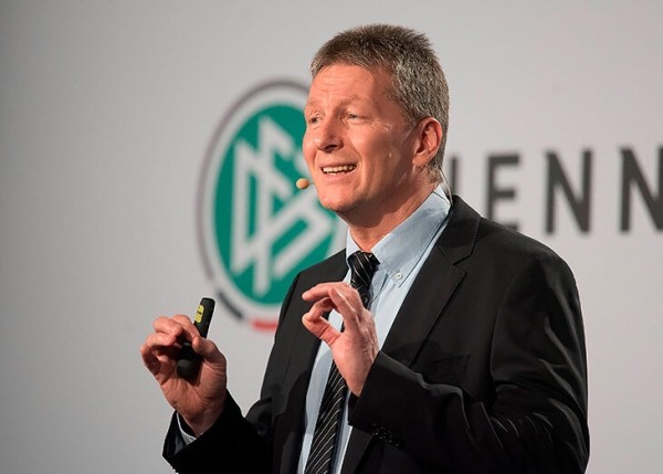 Немецкая школа тренеров – футбольный Хогвартс. Там жесткий отбор (оценивают харизму, а не регалии) и нерушимая дружба