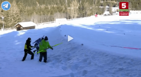 Беларус завалился на коварном спуске (пришлось собирать лыжи в кювете) – из-за этого поворота Алимбекова могла отказаться от первого номера в масс-старте Беларус завалился на коварном спуске (пришлось собирать лыжи в кювете) – из-за этого поворота Алимбекова могла отказаться от первого номера в масс-старте