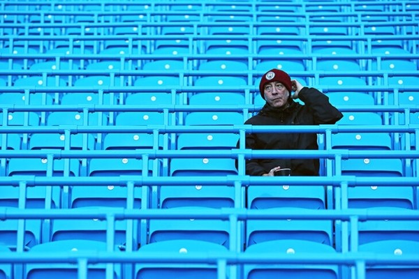 Английский комментатор случайно назвал стадион «Сити» «Пустохадом». Эта шутка очень задевает клуб – и веселит соперников Английский комментатор случайно назвал стадион «Сити» «Пустохадом». Эта шутка очень задевает клуб – и веселит соперников