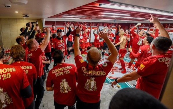 Какой же Клопп хмельной: пьет пиво после побед, рекламирует его и угощает болельщиков Какой же Клопп хмельной: пьет пиво после побед, рекламирует его и угощает болельщиков