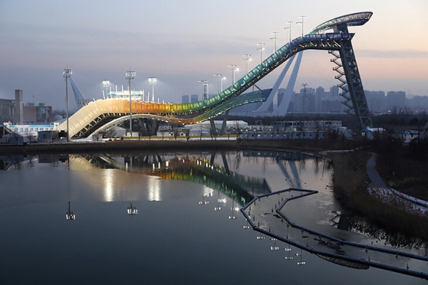 Как выглядят арены Олимпиады-2022? Трасса в ущелье, трамплин на крыше сталелитейного завода, дворец из фильма «Форрест Гамп» Как выглядят арены Олимпиады-2022? Трасса в ущелье, трамплин на крыше сталелитейного завода, дворец из фильма «Форрест Гамп»