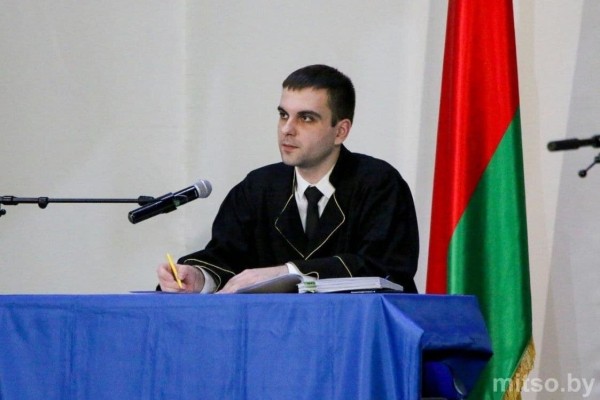 Что за судья достался Ивулину: больше 2 тысяч суток арестов, 2,5 года швейцарке за балаклаву силовика, дизлайк, приравненный к оскорблению Что за судья достался Ивулину: больше 2 тысяч суток арестов, 2,5 года швейцарке за балаклаву силовика, дизлайк, приравненный к оскорблению