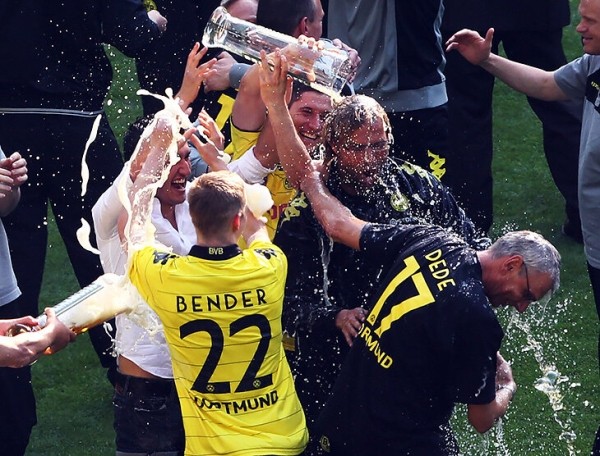 Какой же Клопп хмельной: пьет пиво после побед, рекламирует его и угощает болельщиков Какой же Клопп хмельной: пьет пиво после побед, рекламирует его и угощает болельщиков