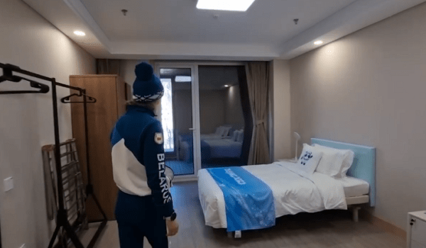 Беларусские биатлонисты долетели до Китая: в номере Алимбековой возникла вторая кровать, были перебои с отоплением, на трассе холодно и сложно стрелять Беларусские биатлонисты долетели до Китая: в номере Алимбековой возникла вторая кровать, были перебои с отоплением, на трассе холодно и сложно стрелять