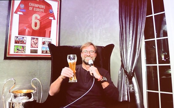 Какой же Клопп хмельной: пьет пиво после побед, рекламирует его и угощает болельщиков Какой же Клопп хмельной: пьет пиво после побед, рекламирует его и угощает болельщиков