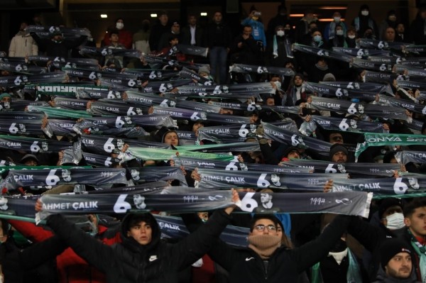 Фанаты забросали поле гвоздиками, игроки рыдали. В Турции простились с погибшим в аварии футболистом