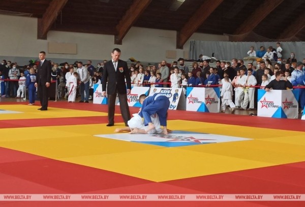 Более 400 юных дзюдоистов выступают на турнире в "Стайках"