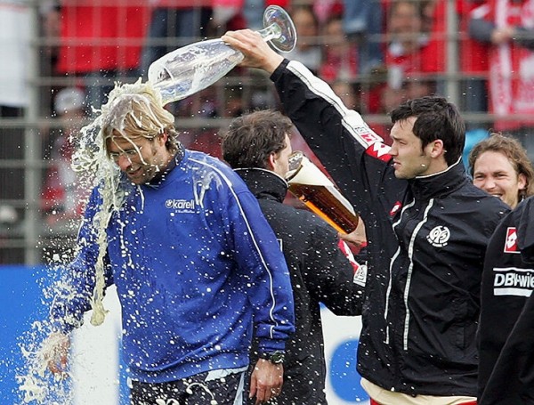 Какой же Клопп хмельной: пьет пиво после побед, рекламирует его и угощает болельщиков Какой же Клопп хмельной: пьет пиво после побед, рекламирует его и угощает болельщиков