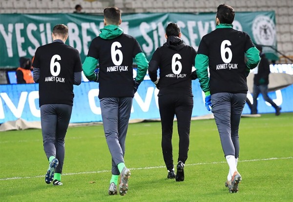 Фанаты забросали поле гвоздиками, игроки рыдали. В Турции простились с погибшим в аварии футболистом