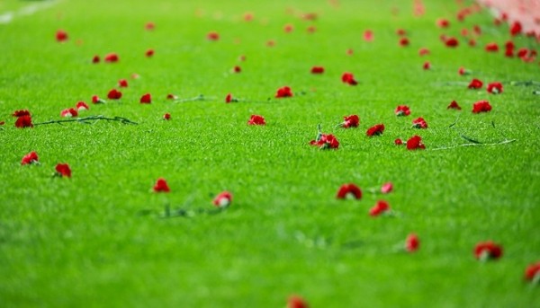 Фанаты забросали поле гвоздиками, игроки рыдали. В Турции простились с погибшим в аварии футболистом