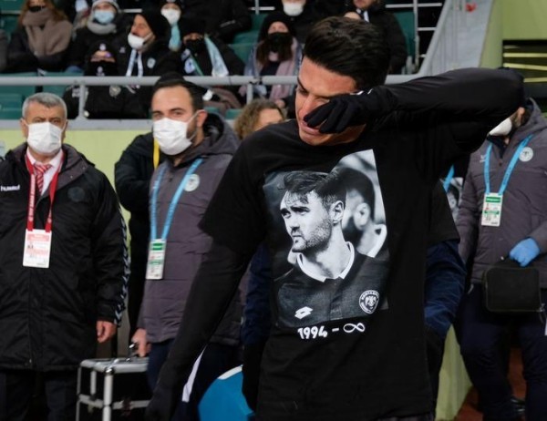 Фанаты забросали поле гвоздиками, игроки рыдали. В Турции простились с погибшим в аварии футболистом