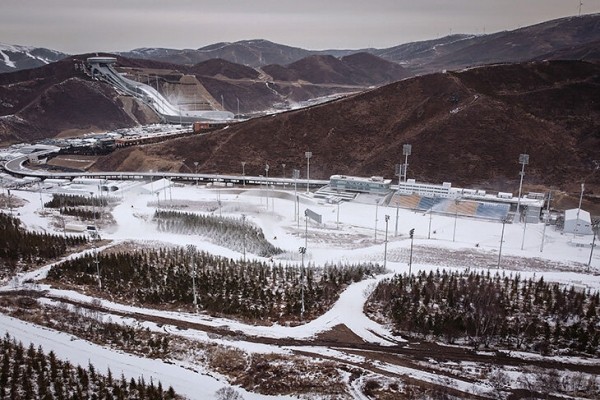 Как выглядят арены Олимпиады-2022? Трасса в ущелье, трамплин на крыше сталелитейного завода, дворец из фильма «Форрест Гамп» Как выглядят арены Олимпиады-2022? Трасса в ущелье, трамплин на крыше сталелитейного завода, дворец из фильма «Форрест Гамп»