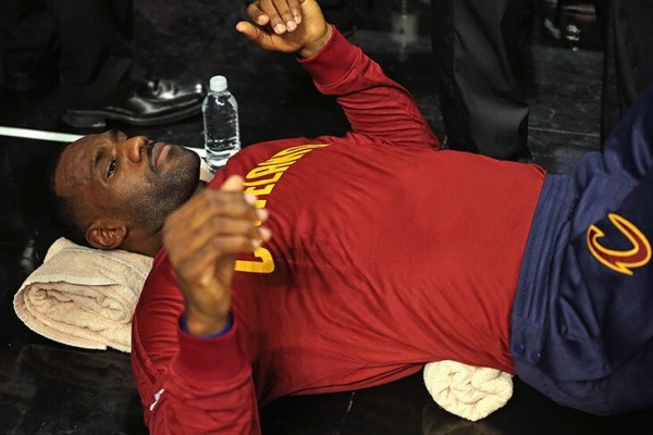 Леброн Джеймс – топ и в 37 лет, потому что любит спать по 12 часов, когда другие ходят в стрип-клубы и пишут ночью в Twitter