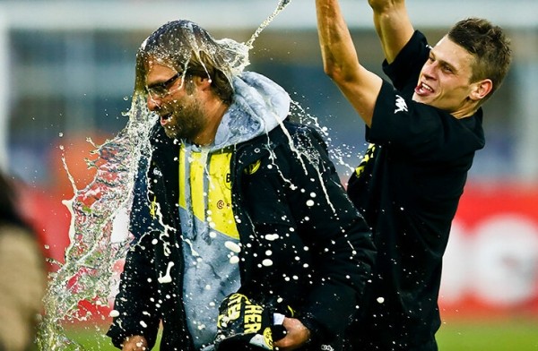 Какой же Клопп хмельной: пьет пиво после побед, рекламирует его и угощает болельщиков Какой же Клопп хмельной: пьет пиво после побед, рекламирует его и угощает болельщиков