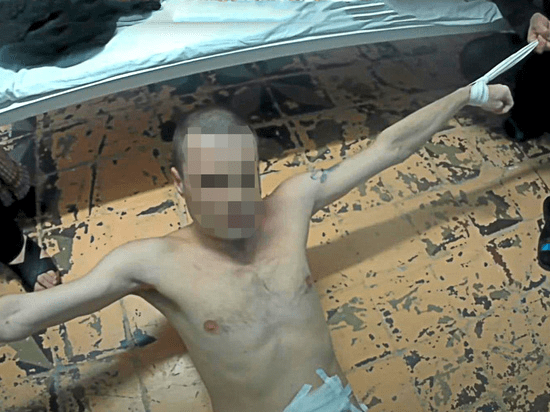 В России швабру используют по-разному: от пыток заключенных до женского хоккея