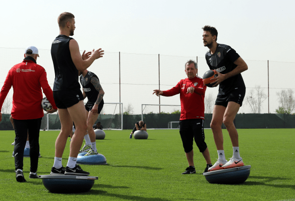 Министр Ковальчук – революционер в мировом футболе. Получается, что никто не понимает, как готовиться к сезону, а он – понимает!