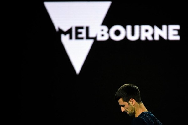 Джокович проиграл суд и уезжает из Австралии. Его признали антиваксером, угрозой порядку и могут не пустить обратно еще 3 года