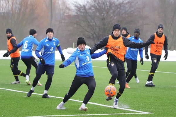 Министр Ковальчук – революционер в мировом футболе. Получается, что никто не понимает, как готовиться к сезону, а он – понимает!