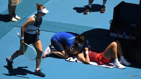 Теннис. Виктория Азаренко не смогла сдержать слез из-за проблем с шеей во время матча с Барборой Крейчиковой
Теннис. Виктория Азаренко не смогла сдержать слез из-за проблем с шеей во время матча с Барборой Крейчиковой
