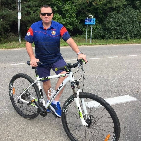 Закончил университет, где учился Лукашенко, попал под раздачу вместо министра спорта, вернул в «Раубичи» ЧЕ по биатлону. Кто стал шефом Беларуси на ОИ-2022