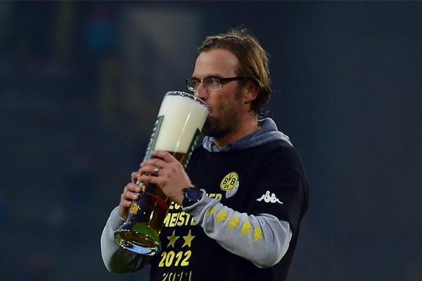 Какой же Клопп хмельной: пьет пиво после побед, рекламирует его и угощает болельщиков Какой же Клопп хмельной: пьет пиво после побед, рекламирует его и угощает болельщиков