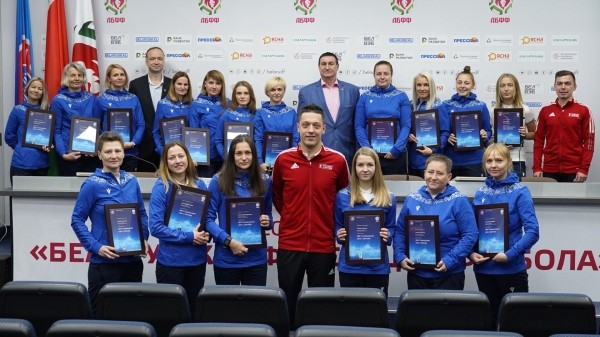 В УЕФА уверены, что АБФФ развивает женский футбол – на деле в боссах былой (?) сексист, сборные топчутся на месте, а в ЧБ дикое расслоение (лидеры набили 200 мячей)