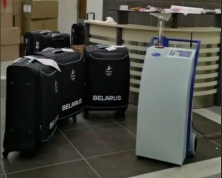 Разное.  "Пожалуйста, покиньте помещение!" НОК Беларуси показал работу аппарата по антивирусной обработке багажа олимпийцев
 