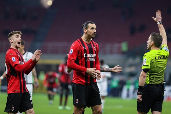 Судья ошибочно отобрал важный гол «Милана» и заплакал после матча – его утешали Златан и другие Судья ошибочно отобрал важный гол «Милана» и заплакал после матча – его утешали Златан и другие