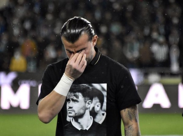 Фанаты забросали поле гвоздиками, игроки рыдали. В Турции простились с погибшим в аварии футболистом