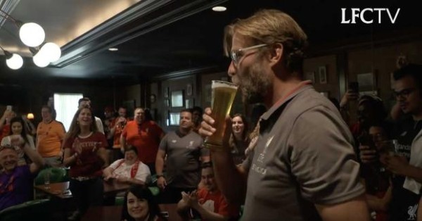 Какой же Клопп хмельной: пьет пиво после побед, рекламирует его и угощает болельщиков Какой же Клопп хмельной: пьет пиво после побед, рекламирует его и угощает болельщиков