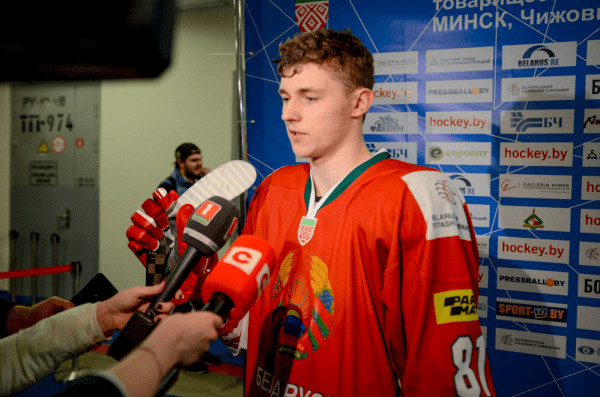 Новый самый молодой беларус в НХЛ – это дебют за «Динамо» в 17, неплохие деньги для школы Баскова, страшная травма на скамейке и та самая съемка для Лукашенко