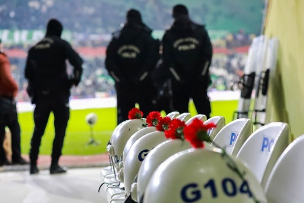 Фанаты забросали поле гвоздиками, игроки рыдали. В Турции простились с погибшим в аварии футболистом