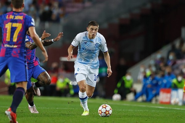 В АПЛ новый украинец – «Эвертон» забрал Миколенко. Помогли отношения Суркиса с русским олигархом и ссора Бенитеса с основным защитником