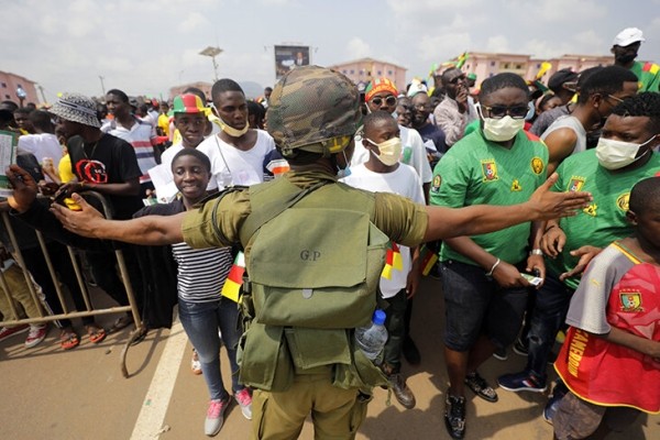 Ужас на Кубке Африки: 8 человек погибли в давке у главной арены. Народ рвался на матч Камеруна, но перед людьми закрыли ворота