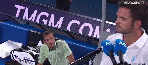 Теннис. "Ты что, тупой? Смотри на меня, я с тобой говорю". Даниил Медведев словесно оскорбил судью на вышке
Теннис. "Ты что, тупой? Смотри на меня, я с тобой говорю". Даниил Медведев словесно оскорбил судью на вышке