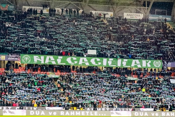 Фанаты забросали поле гвоздиками, игроки рыдали. В Турции простились с погибшим в аварии футболистом