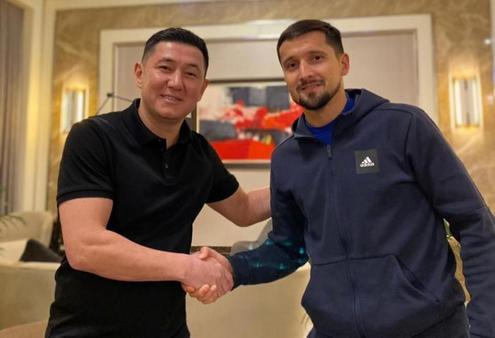 Футбол. Андрей Залеский продлил контракт с "Тураном"
Футбол. Андрей Залеский продлил контракт с "Тураном"