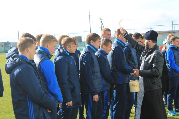 Серьезная заявка на титул-2022 для «Динамо»: священник освятил стадион в Минске. У белфутбола уже есть такой опыт – и высшие силы не подводили