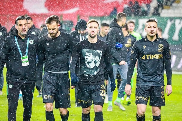 Фанаты забросали поле гвоздиками, игроки рыдали. В Турции простились с погибшим в аварии футболистом