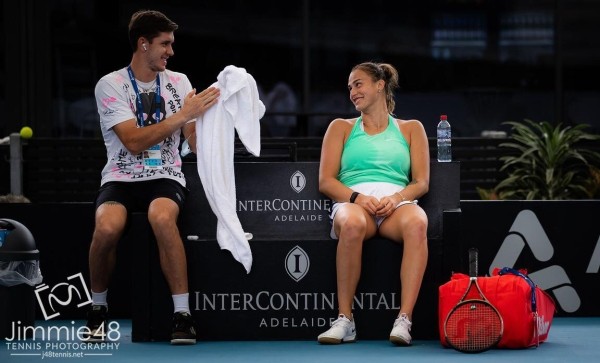 Соболенко целила на большие победы в 2022-м, но пока только влетает явным аутсайдерам при ужасной подаче &ndash; дошло до закрытия комментов в Instagram