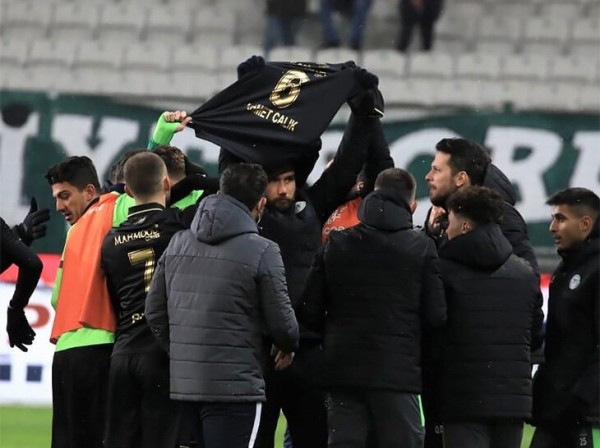 Фанаты забросали поле гвоздиками, игроки рыдали. В Турции простились с погибшим в аварии футболистом